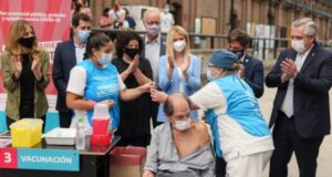 Argentina recibe 500 mil vacunas rusas contra covid-19 y con ello totaliza 4,8 millones de dosis
