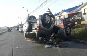 Vehículo se da a la fuga tras impactar y dejar volcado un automóvil