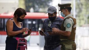 43 comunas retroceden, 12 a cuarentena, y 8 avanzan: revisa los cambios del Paso a Paso