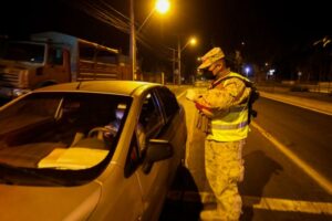 Suspenden licencia a conductor sorprendido mientras manejaba en estado de ebriedad