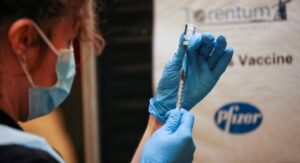 Vacuna Pfizer requerirá de una tercera dosis