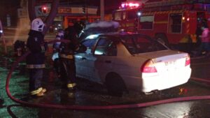 Automóvil estalló en llamas en pleno centro de Punta Arenas