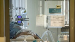 Chile supera los 3 mil pacientes covid en UCI, pero mayores de 70 años llegan al nivel más bajo