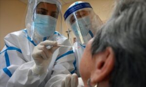 5.807 casos nuevos y 33 muertos: Chile baja testeo y marca elevado nivel de contagios en regiones