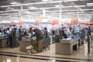Mañana no podrán abrir supermercados por feriado irrenunciable