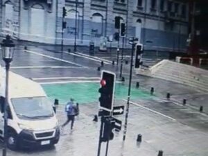 Roban mochila de funcionaria mientras hacía examen PCR