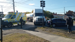 Daños dejó colisión entre camión y automóvil