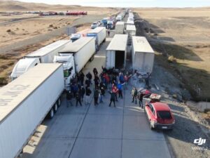 Más de 100 camiones mantienen bloqueado acceso a Punta Delgada