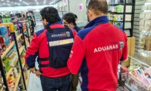 Mujer que internó hierbas y jarabes sin autorización aduanera pagará $1,4 millones