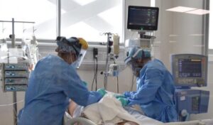 4.416 casos nuevos: positividad llega a lo más alto en dos semanas con 7 regiones superando a la RM