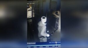 Cámara de vigilancia captó a sujetos robando bicicletas desde condominio