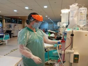 Disminuye la edad promedio de personas internadas en la Unidad de Pacientes Críticos