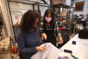 La Galería: objetos de arte, diseños, bordados, acuarelas y talleres