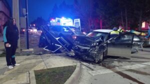 Violento accidente de tránsito dejó a chofer atrapado en el interior de su móvil
