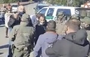 Tenso momento entre camioneros y vecinos argentinos por prolongado bloqueo carretero