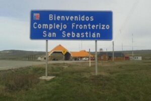 Hombre que volcó en automóvil y no fue llevado a hospital perdió la vida en su casa