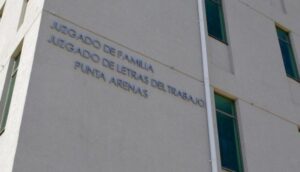 Tribunal de familia verá situación de padre que habría agredido con cables a su hija