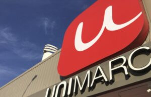 Condenan a dos jóvenes por robar caja de cervezas en Unimarc