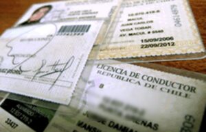 Suspenden licencia de conducir a condenada por 5 años