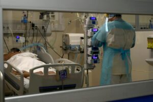 Ocupación UCI en Chile roza el 97% con récord de pacientes conectados a ventilador