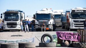 Temen desabastecimiento regional por cortes de ruta en Argentina