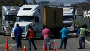 Vuelve el temor al desabastecimiento: movilizaciones sociales se endurecen en Neuquén con bloqueos de carretera