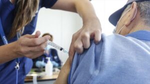 Advierten que meta de vacunar al 80% de la población se lograría en septiembre y no en junio