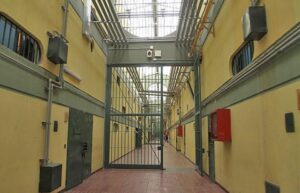 Investigan a sujeto que trató de ingresar cannabis a la cárcel escondida en cuchuflís