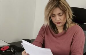Madre espera hace cinco meses el depósito del 10% que le retuvieron a su ex