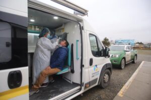 Realizan toma de PCR a vecinos del sector Río Seco en Subcomisaría de Carabineros