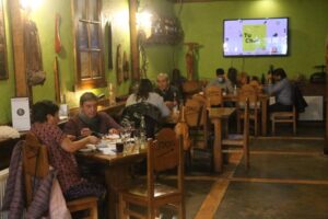 Restaurantes abrieron pese a restricción y pidieron reapertura el lunes