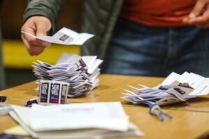 Toque de queda se retrasa por proceso de votación