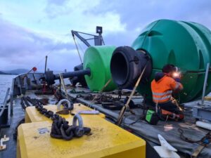 La Armada continúa labores de mantenimiento a señales marítimas en Magallanes