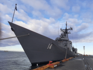 Buque de guerra atraca en Muelle Prat como parte de sus labores de entrenamiento