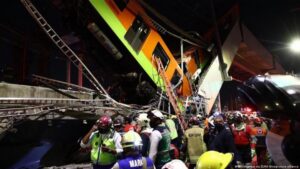 Al menos 15 muertos por caída de un tren del Metro de Ciudad México tras colapso de un viaducto