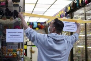 INE: Más de 2,1 millones de personas trabajan informal en Chile