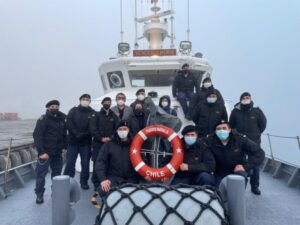 La Armada trasladó a profesionales de la salud para realizar operativo en Puerto Edén