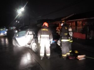 Con una manguera hombre salvó su auto del fuego