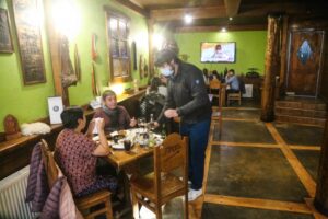 Representantes de rubro gastronómico piden funcionar al interior de los locales en fase 2