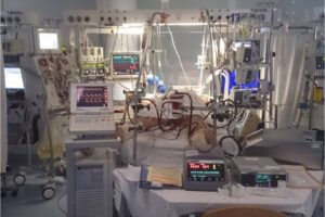 Disminuye promedio de edad de pacientes críticos