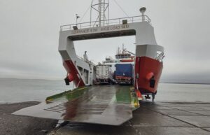 Armada realizó revisión de Ferry Kataik que varó en Primera Angostura