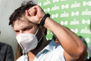 Diputado Gabriel Boric inscribió su candidatura a  primarias tras reunir más de 30 mil firmas