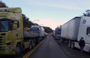 Sigue bloqueo de camiones chilenos en El Bolsón