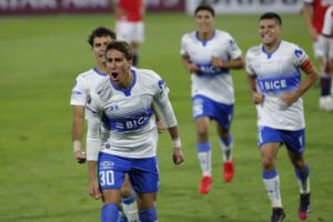 Católica vuelve a respirar gracias a un  golazo de Clemente Montes