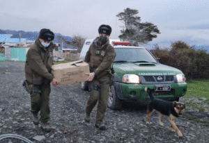 Carabineros realiza entrega de canastas familiares en Porvenir