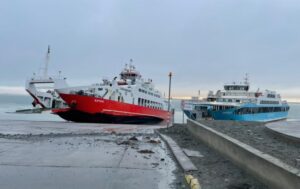 Ferry “Kataik” encalló en sector de Bahía Azul