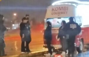 Detienen a dos mujeres que atacaron a trabajadora de carro de comidas