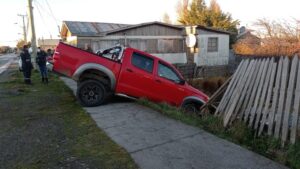 Camioneta terminó estrellada contra cerco de vivienda