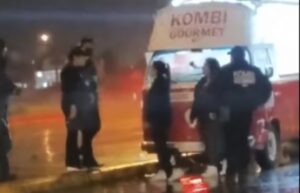 Detienen a dos mujeres por agredir a la trabajadora de un carro de comidas