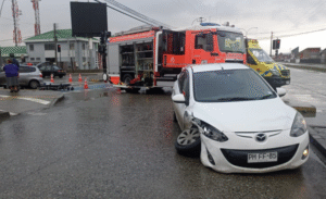 Conductora resultó lesionada en colisión en Avenida Frei